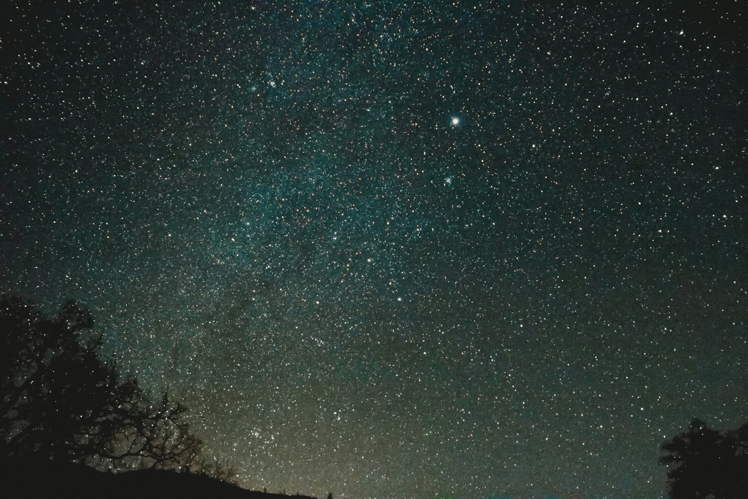 夜晚天空中我们看到的星星都是什么〃夜晚看到的星星是实像还是虚像