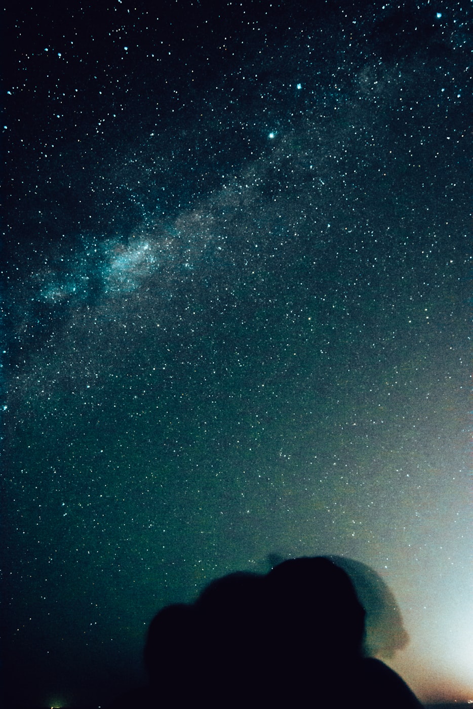 夜晚天空中我们看到的星星都是什么〃夜晚看到的星星是实像还是虚像