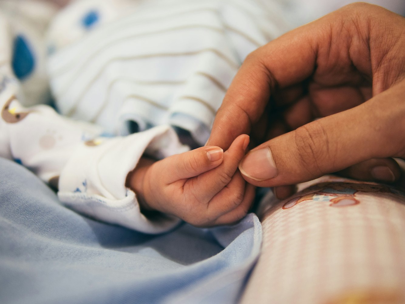 32条婴幼儿注意事项和护理要点-婴幼儿日常护理的方法