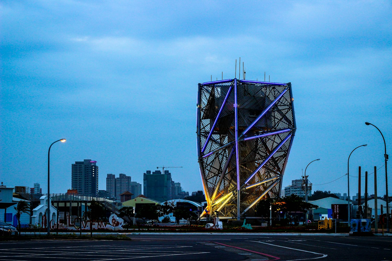 “台湾地区最发达的城市是哪一个,相当于大陆的几线城市？	” 台湾哪里经济最发达？